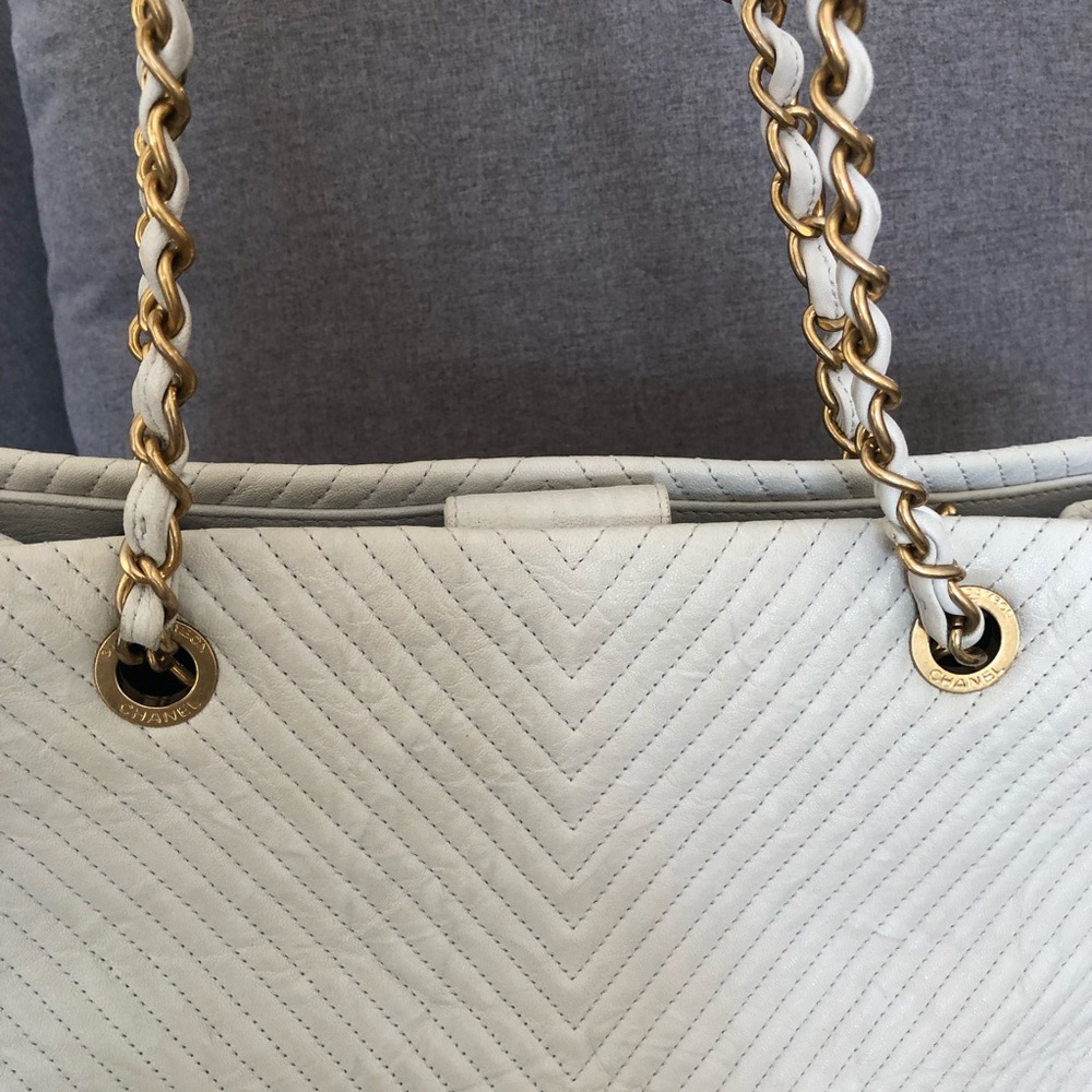 ❗️TRADED❗️CHANEL Calfskin Medallion Chevron Tote - Picture 5 of 8